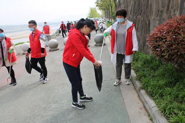 第一地質(zhì)隊機關(guān)黨支部開展“珍惜水資源,愛護漢江河”.jpg